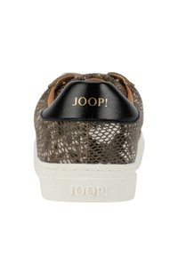 Baskets en mesh marron avec talon en cuir noir. Dotées d'une semelle en caoutchouc blanche et de la marque dorée « JOOP ! » sur le talon. Design à fermeture lacée.