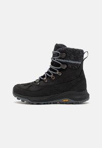Svart tursko med overdel i semsket lær og tekstil, grå snørebånd, polstret krage og strukturert Vibram såle for godt grep. Har metalløyellet.