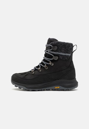 Zwarte wandelschoen met bovenwerk van suede en textiel, grijze veters, gevoerde kraag en gestructureerde Vibram zool voor grip. Voorzien van metalen ogen.