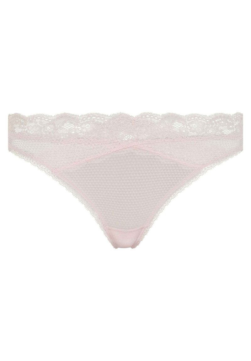 Tanga rosa con encaje, fabricado en malla texturizada, que presenta una cintura en forma de ondas y una parte trasera lisa.