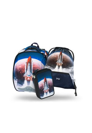 Trzy torby o tematyce kosmicznej: plecak z regulowanymi szelkami, torba na sznurek i mała kieszonka, z rakietą na kolorowym tle planety.