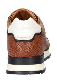 Braune, strukturierte Leder-Sneaker mit einer weißen Fersenverstärkung. Verfügt über ein kontrastierendes Obermaterial aus hellbraunem Wildleder und eine schwarze Gummisohle.