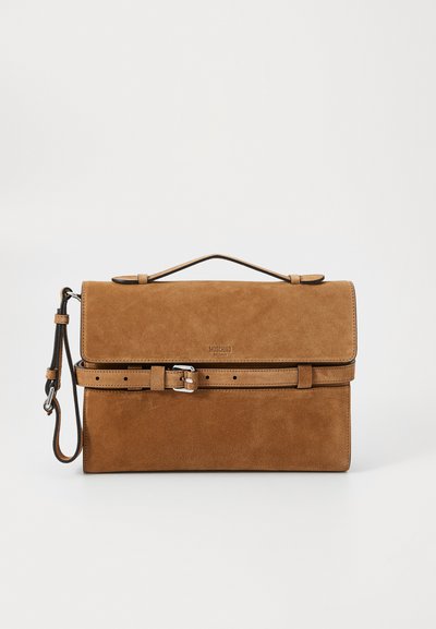 Borsa a mano in suede marrone con design strutturato, manico superiore, tracolla removibile e dettaglio cintura. Presenta un logo sul davanti.