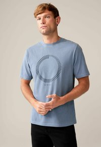 Next REGULAR FIT - Apdrukāts T-krekls - blue white black