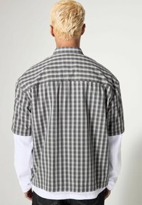 Next REGULAR FIT - EDIT BOXY SHORT SLEEVE CHECK - Hemd - grey