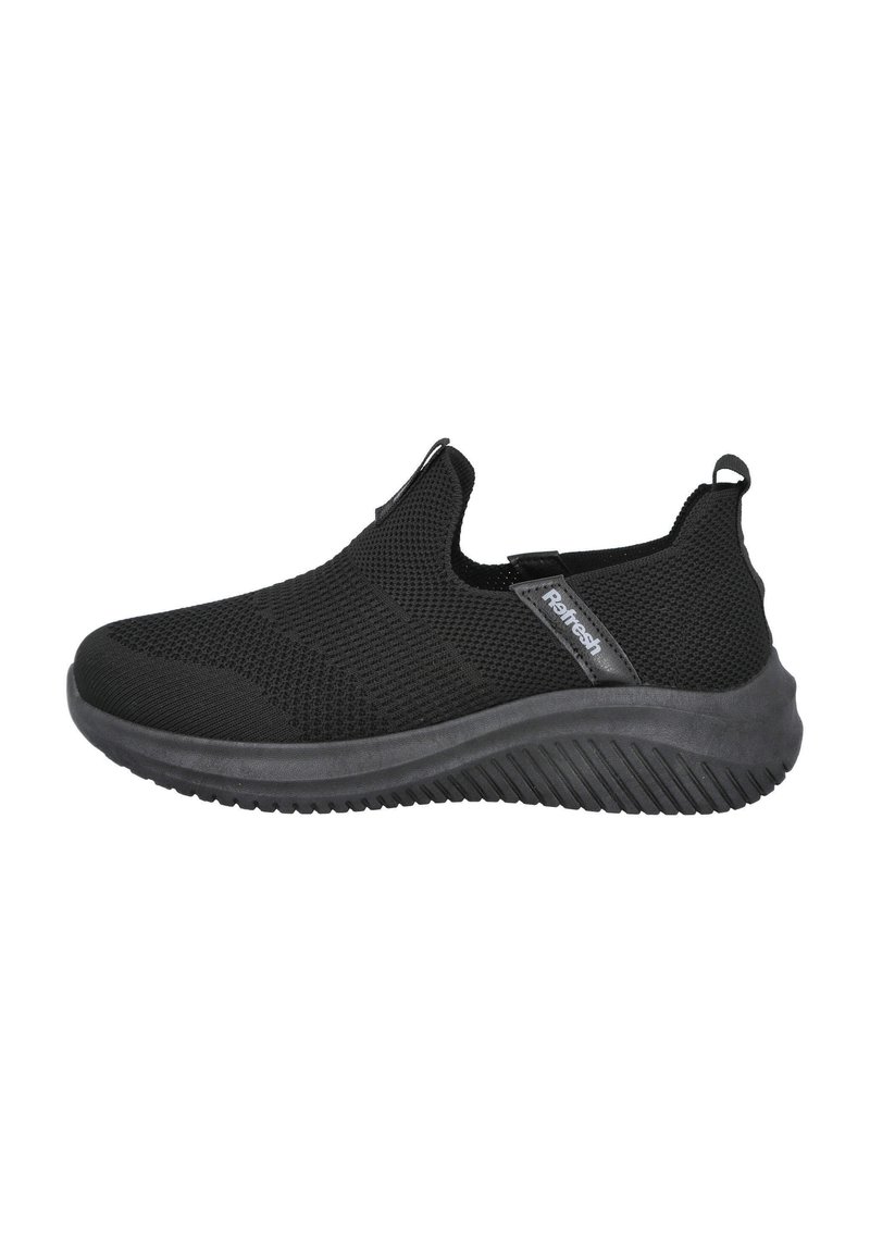 Zapatos negros de tipo slip-on con un upper de tela texturizada, acentos elásticos y una suela de goma gruesa con patrones de agarre para una mejor tracción.