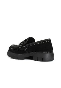 Schwarze Wildlederslipper mit Metallnieten-Verzierungen, runder Schuhspitze und dicker Gummisohle. Verfügt über ein gesticktes Design und einen niedrigen Absatz.
