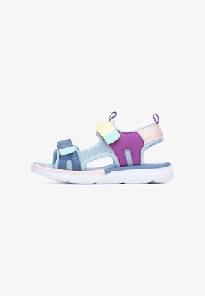 Sandalias para niños en azul y morado con parte superior de malla, dos correas ajustables de velcro y suela de goma blanca. Destacan los detalles coloridos y recortes.