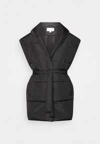 Svart ärmlös vadderad väst med bred krage, framknäppning med bälte och sidofickor, uppställd mot en vit bakgrund.