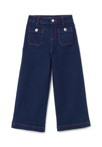 Vaqueros de pierna ancha azul oscuro hechos de mezclilla, con detalles de costura roja, dos bolsillos delanteros y dos bolsillos traseros con botones de metal.