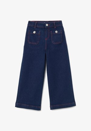 Donkerblauwe wijde spijkerbroek van denim, met rode stikselaccenten, twee voorklauwen en twee achterzakken met metalen knopen.