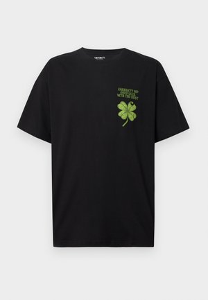 Camiseta de algodón negra con un gráfico de un trébol de cuatro hojas verde y el texto "BUENA SUERTE CON LO QUE VIENE" en el área del pecho izquierdo.