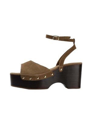 Sandalia de plataforma marrón de ante con correa en el tobillo y tachuelas doradas, con un tacón alto de madera robusto y diseño con punta abierta.