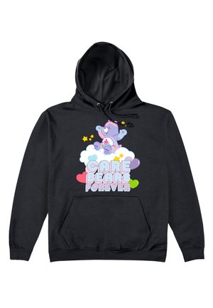 Czarna bluza z kapturem z kieszenią z przodu, z kolorową grafiką przedstawiającą Misia Przytulanka otoczonego gwiazdami i chmurami, z napisem "CARE BEARS FOREVER."