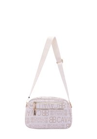 Borsa rettangolare a spalla in tessuto bianco con stampa del logo beige. Caratterizzata da una chiusura con zip, accessori in metallo dorato e una tracolla regolabile.