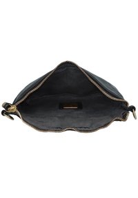 Interno di una borsa in pelle nera con una texture liscia, zip dorata, rivestimento in stoffa e un piccolo etichetta del marchio visibile sul fondo.