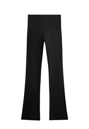 Pantaloni de yoga evazați, cu talie înaltă, negri, confecționați dintr-un material neted și elastic, cu o bandă largă în talie și fără logo-uri sau modele vizibile.