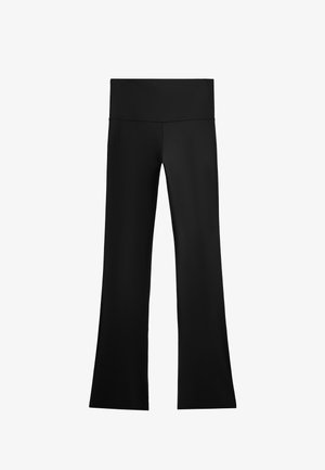 Pantaloni de yoga evazați, cu talie înaltă, negri, confecționați dintr-un material neted și elastic, cu o bandă largă în talie și fără logo-uri sau modele vizibile.