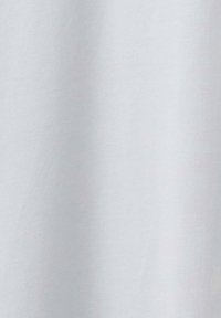 Rideau en tissu gris clair doux uni avec des plis verticaux subtils et une texture.