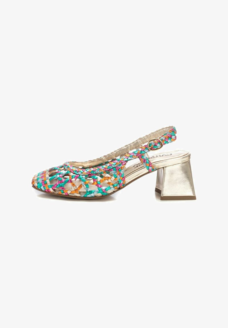 Zapato slingback colorido con patrón trenzado en rosa, turquesa y naranja, que presenta un tacón bloque metálico dorado y tela texturizada.