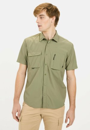 Olijfgroene short-sleeve shirt van lichtgewicht stof, met twee grote borstzakken en een kleinere ritszak aan de linkerkant.