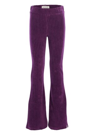 Lila geribbelde fluwelen wijde broek met een elastische tailleband en een klein wit merklabel aan de binnenkant van de achterzijde van de taille.