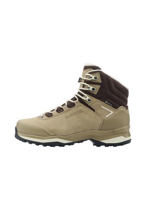 Beige en bruine hoge wandelschoen met duurzame zool, vetersluiting aan de voorkant, merk "LOWA" en een Gore-Tex waterdichte label aan de zijkant.