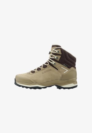 Beige en bruine hoge wandelschoen met duurzame zool, vetersluiting aan de voorkant, merk "LOWA" en een Gore-Tex waterdichte label aan de zijkant.