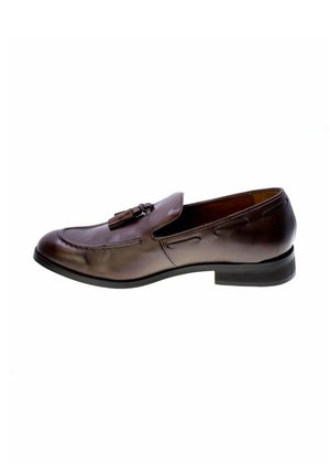 Mocassino singolo in pelle marrone con nappine, suola nera, cuciture laterali e tacco basso su sfondo bianco.