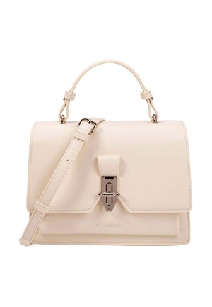 Sac à main en cuir beige avec poignée supérieure, bandoulière réglable et fermeture à fermoir métallique argenté sur le rabat avant.