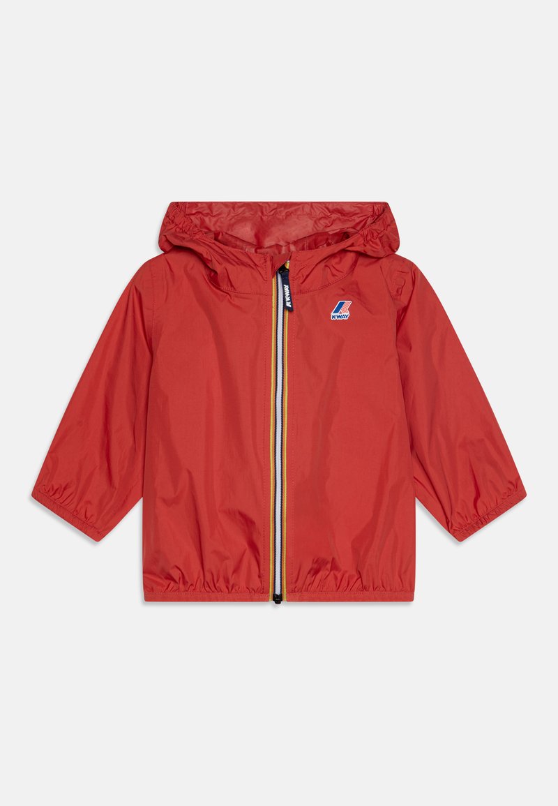 Raudona lengva striukė su kapuce, elastinėmis rankogaliais, priekiniais užtrauktukais, akcentuotais geltona spalva, ir mažu logotipu kairėje krūtinės pusėje.