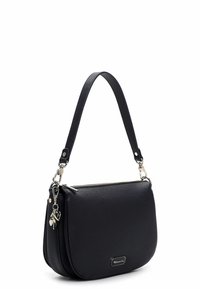 Czarna skórzana torebka o gładkiej fakturze, zamykana na suwak, z krótkim uchwytem. Wyposażona w srebrne okucia oraz mały zawieszkę.
