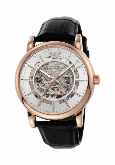 Różowo-złoty mechaniczny zegarek na rękę Emporio Armani z czarnym skórzanym paskiem, przezroczystą tarczą ukazującą wewnętrzne tryby i srebrne oznaczenia godzin.