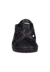 Sandal in pelle nera con un design aperto caratterizzato da cinture incrociate, cuciture decorative e una suola testurizzata per una migliore aderenza.