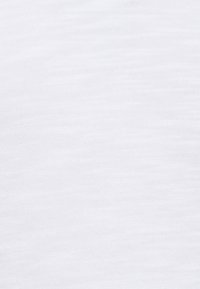 Baltas medvilnės audinys su lygiu paviršiumi, turintis subtilų heather efektą, kuris prideda gylio be ryškių spalvų ar raštų.