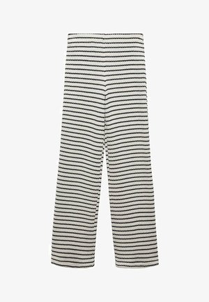 Pantaloni a gamba larga realizzati in un tessuto testurizzato, caratterizzati da un motivo a righe bianche e nere. Il design è ampio e arriva a metà polpaccio.