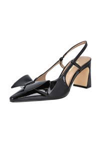 Tacones de charol negro tipo slingback con puntera afilada, un acento de lazo y diseño de tacón bloque. Textura suave y estética minimalista.