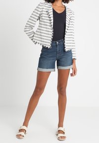 GAP Farkkushortsit - dark-blue denim