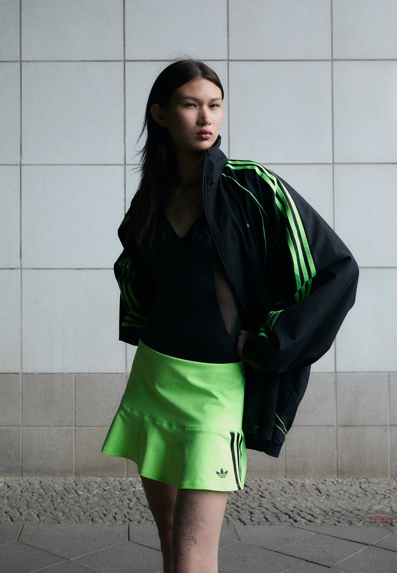 adidas Originals SKIRT - Minisukně - signal green