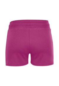 Lila Baumwollshorts mit einem dehnbaren Bund, ausgestattet mit einer glatten Textur und einem schlichten, taillierten Design. Ohne Taschen oder zusätzliche Details.