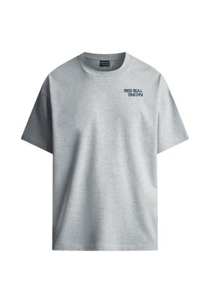 Grå t-shirt av bomull med rund halsringning och korta ärmar. En marinblå "RED BULL RACING"-logotyp är tryckt på framsidan.