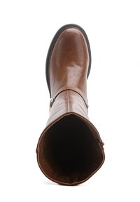 Bota de cuero marrón hasta la rodilla con punta redondeada, textura suave, cremallera lateral y un diseño minimalista. Presenta una suela baja de goma negra.