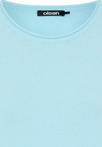 Helles blaues ribbeltes Sweatshirt mit rundem Halsausschnitt und Etikett mit "olsen"-Logo. Weicher Stoff mit tailliertem Design.