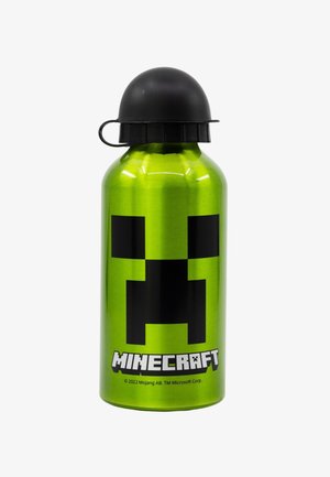 Bottiglia d'acqua metallica verde con un coperchio nero, caratterizzata da un design di faccia di Creeper in nero e dalla scritta "MINECRAFT" in caratteri bianchi.
