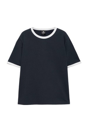 Navy plava majica kratkih rukava s bijelim ovratnikom i rubovima rukava, prikazana na bijeloj pozadini.