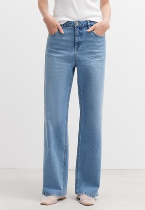 Hellblaue, hochgeschnittene Denim-Jeans mit geradem Bein, ausgestattet mit Fronttaschen und einer dezent verblassten Textur. Metallknopfverschluss.