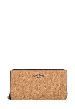 Cartera de corcho con una superficie texturizada, cremallera negra y branding en relieve, con forma rectangular para facilitar su transporte.