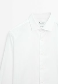 Witte langemouwen shirt met een klassieke kraag, knoopsluiting en een gladde textuur; vervaardigd uit Italiaanse stof, voorzien van een label voor gemakkelijk strijken.