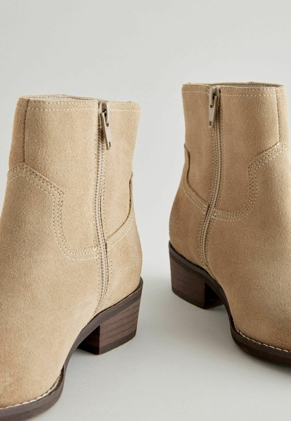 FRINGE  – Cowboy-/Bikerstiefelette – stone