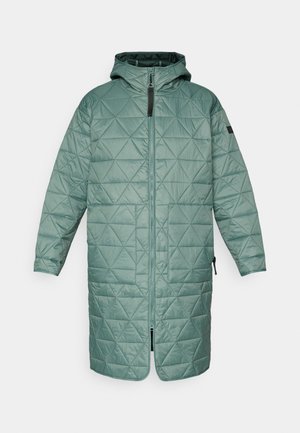 Μακρύ, κουκούλατο καπιτονέ παλτό σε ήσυχους πράσινους τόνους. Διαθέτει γεωμετρικό διαμαντένιο σχέδιο, μπροστινό φερμουάρ και πλαϊνές τσέπες. Ελαφρύ, αδιάβροχο υλικό.